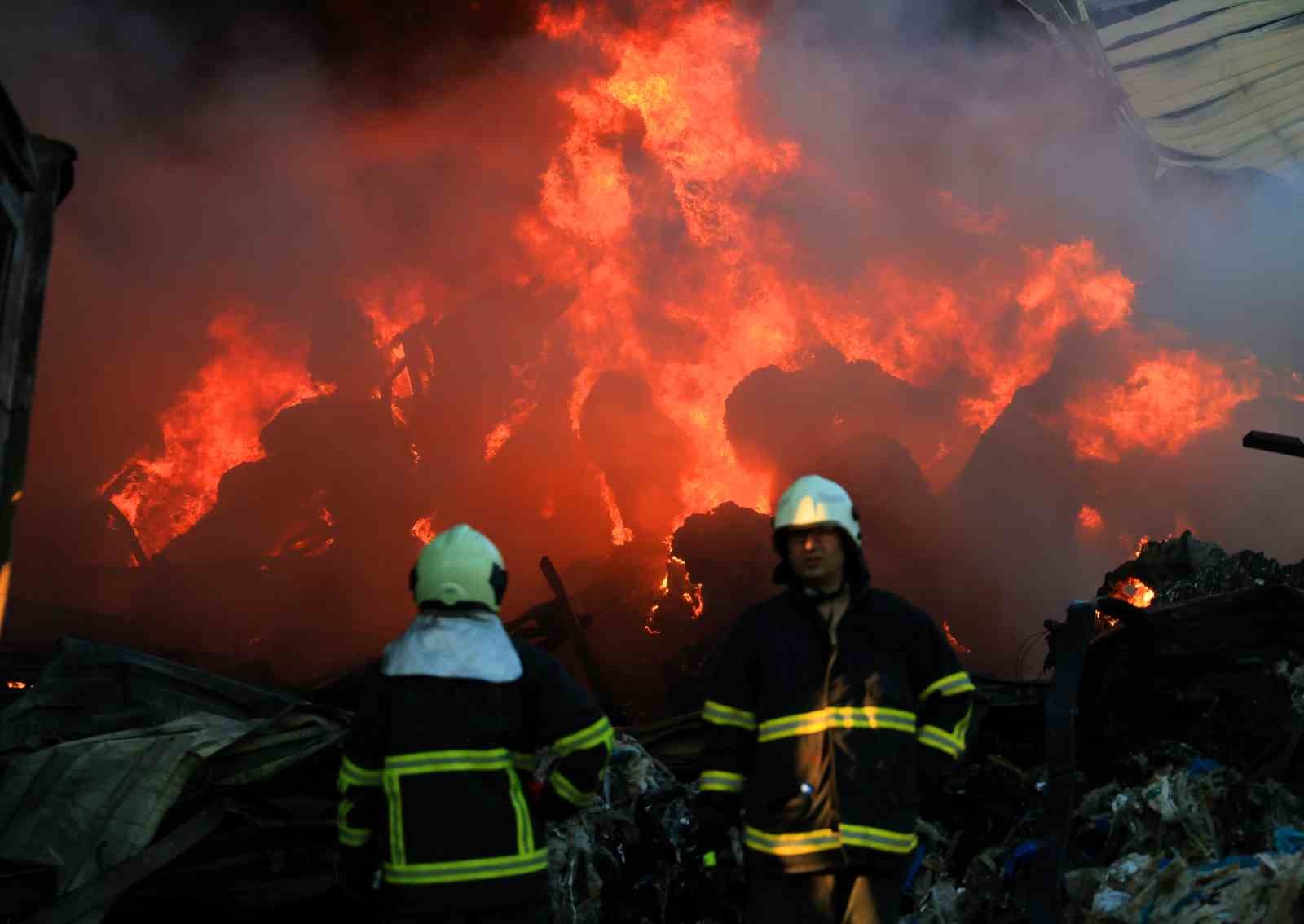 Adana’da geri dönüşüm fabrikasındaki yangın kontrol altına alındı
