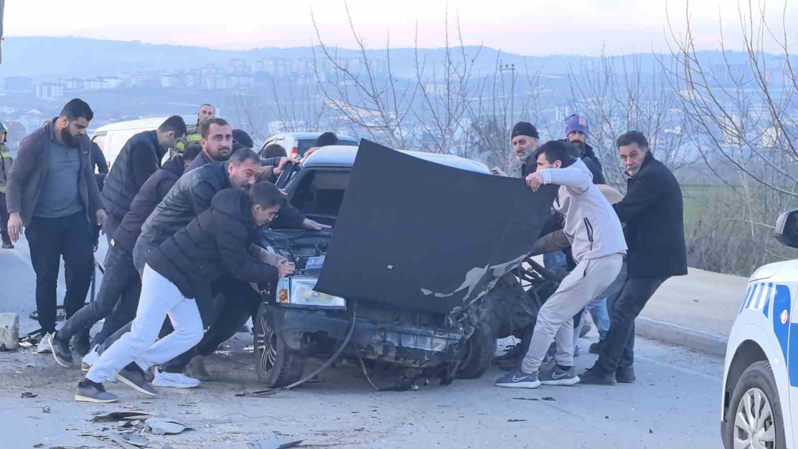 Bursa’da kamyon ile otomobil kafa kafaya çarpıştı: Araçta sıkışan sürücüyü vatandaşlar kurtardı
