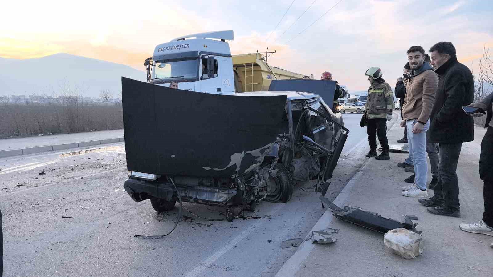 Bursa’da kamyon ile otomobil kafa kafaya çarpıştı: Araçta sıkışan sürücüyü vatandaşlar kurtardı
