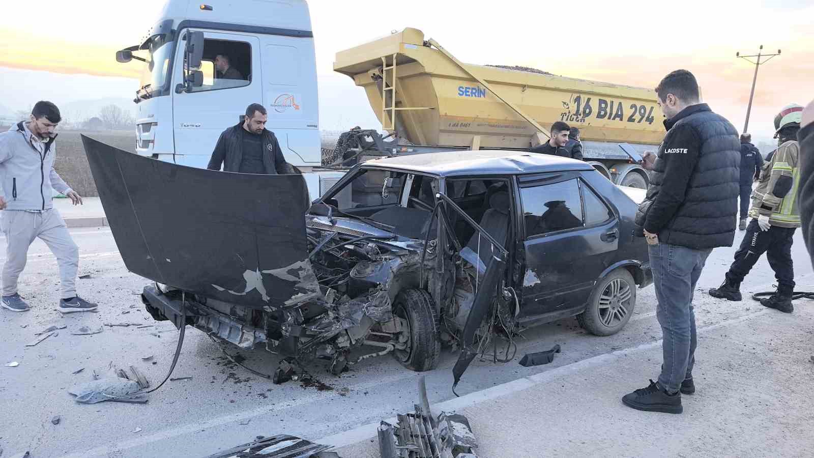 Bursa’da kamyon ile otomobil kafa kafaya çarpıştı: Araçta sıkışan sürücüyü vatandaşlar kurtardı
