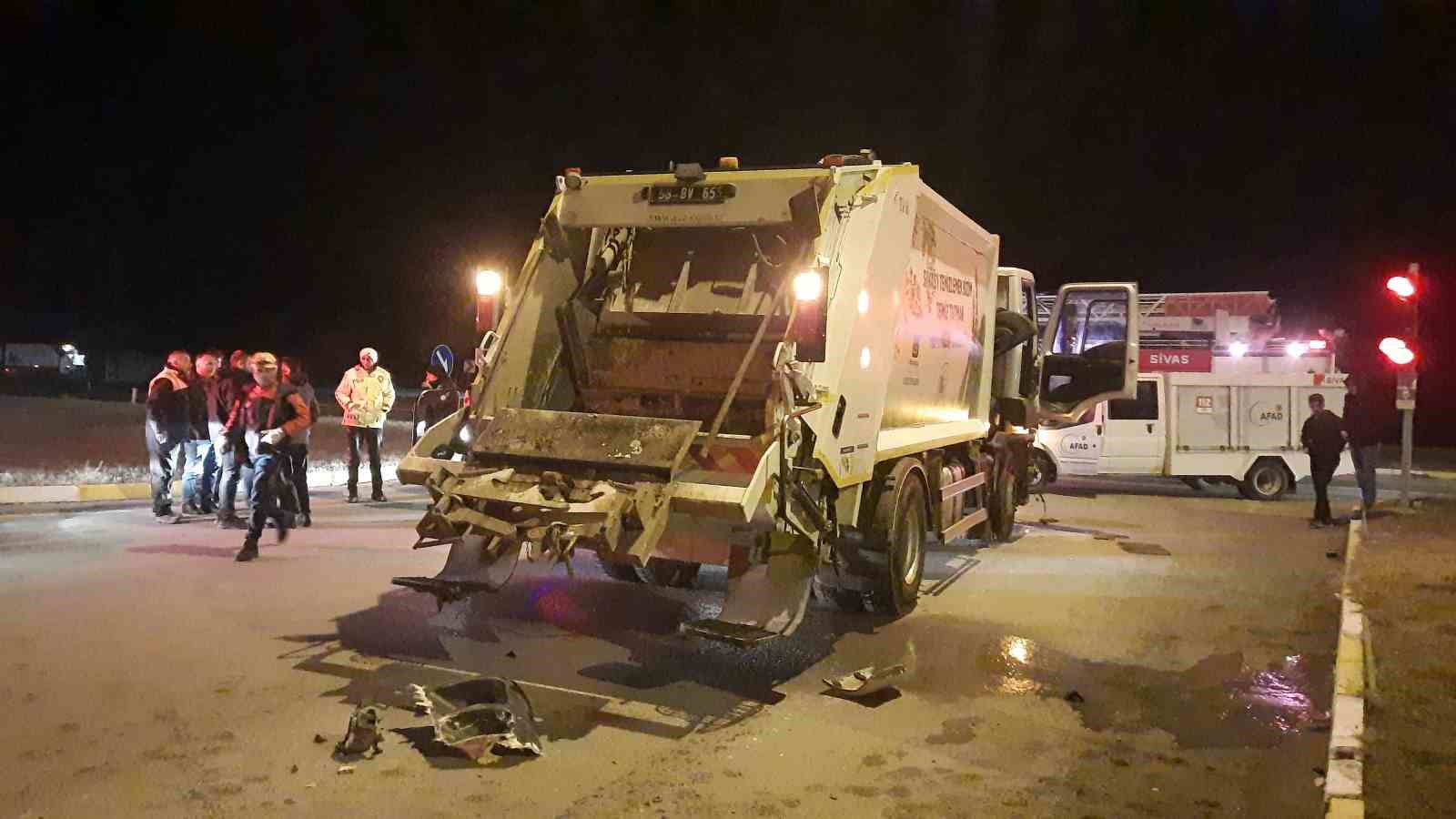 Çöp kamyonu yolcu otobüsüne çarptı, 2 kişi yaralandı
