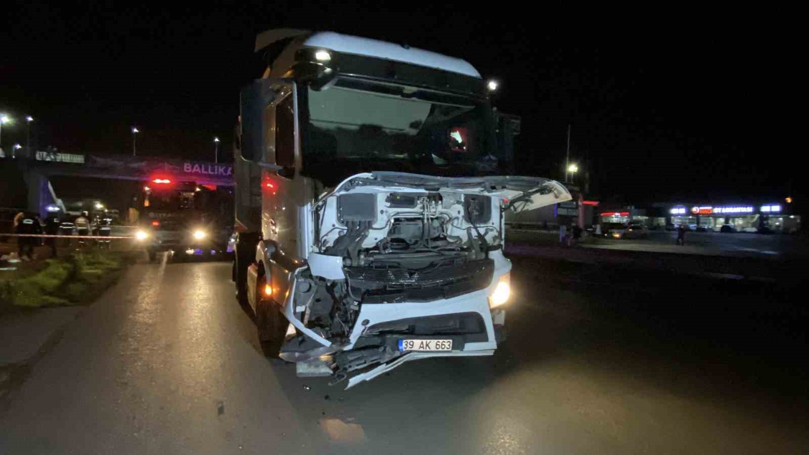 Tırın çarptığı hafif ticari araç metrelerce sürüklenerek takla attı: 3 yaralı
