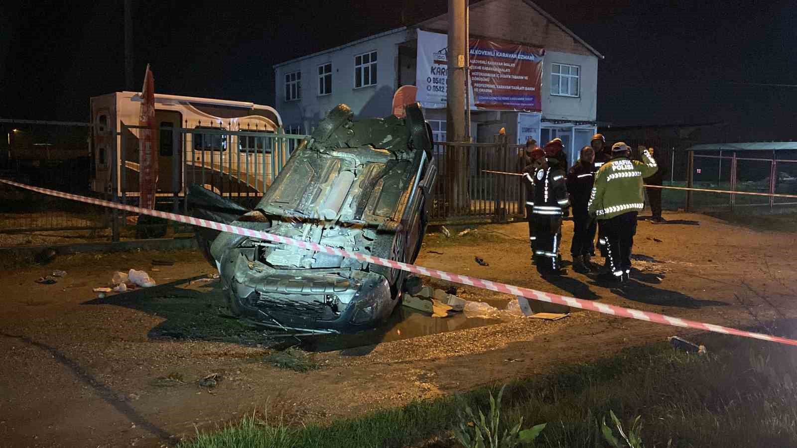 Tırın çarptığı hafif ticari araç metrelerce sürüklenerek takla attı: 3 yaralı
