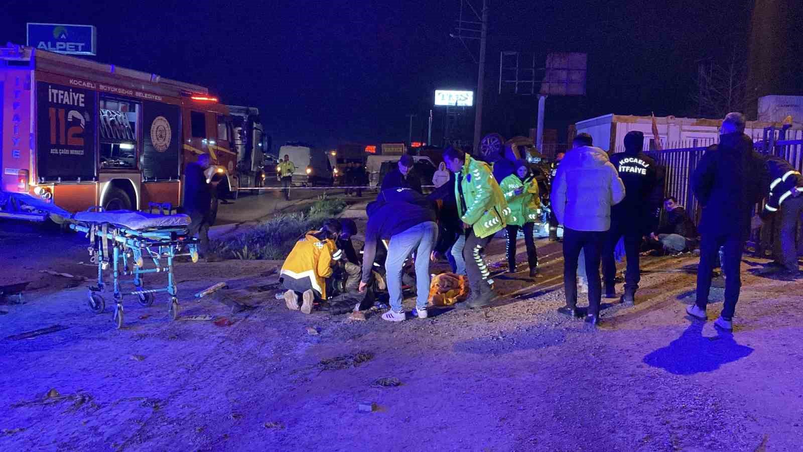 Tırın çarptığı hafif ticari araç metrelerce sürüklenerek takla attı: 3 yaralı
