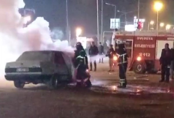 Amasya’da seyir halindeki otomobil alev topuna döndü
