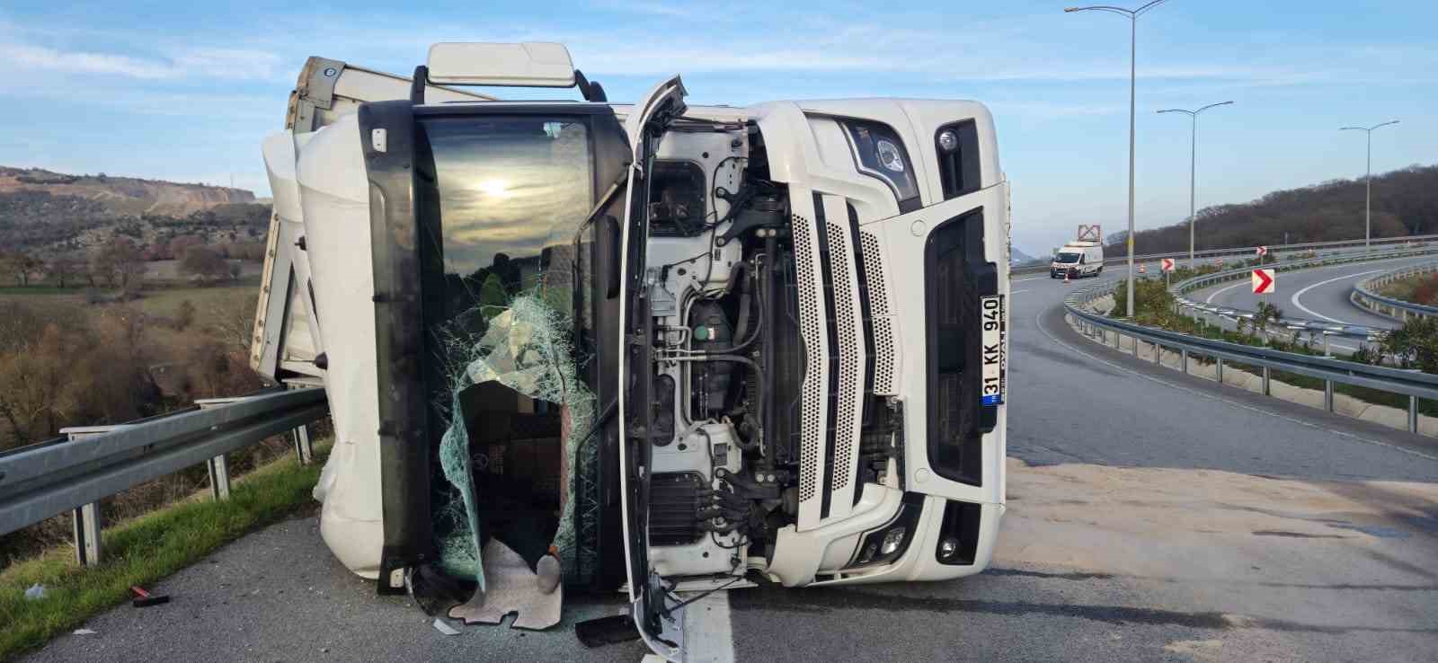 Balıkesir’de tır yan yattı; 1 yaralı
