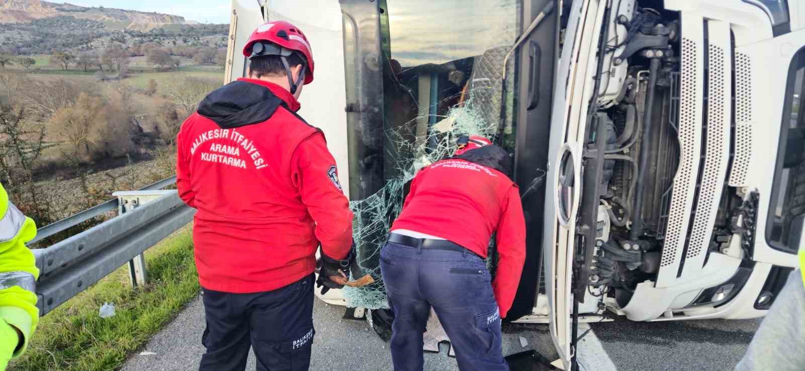 Balıkesir’de tır yan yattı; 1 yaralı
