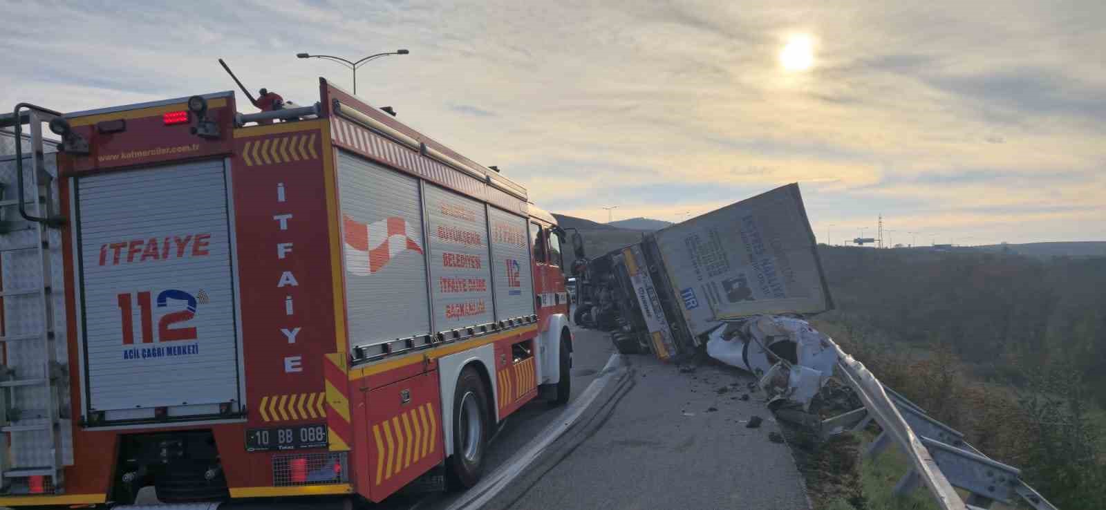 Balıkesir’de tır yan yattı; 1 yaralı
