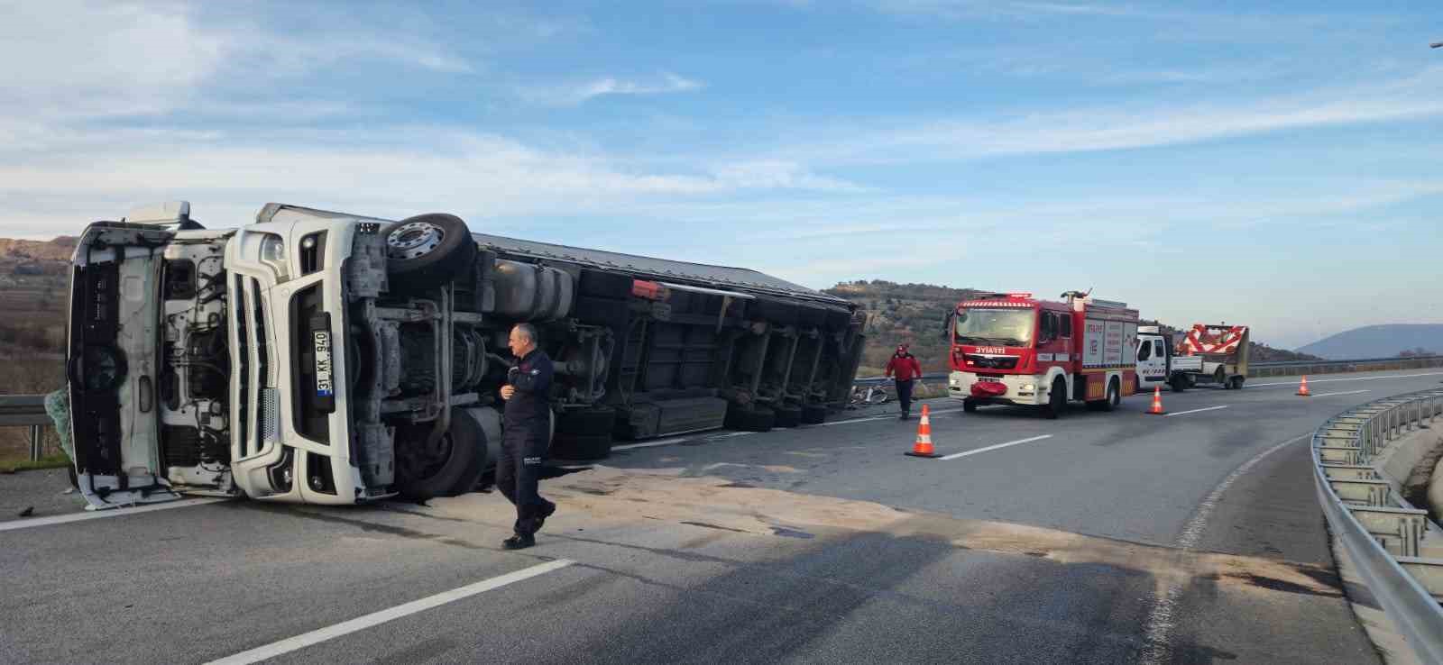 Balıkesir’de tır yan yattı; 1 yaralı
