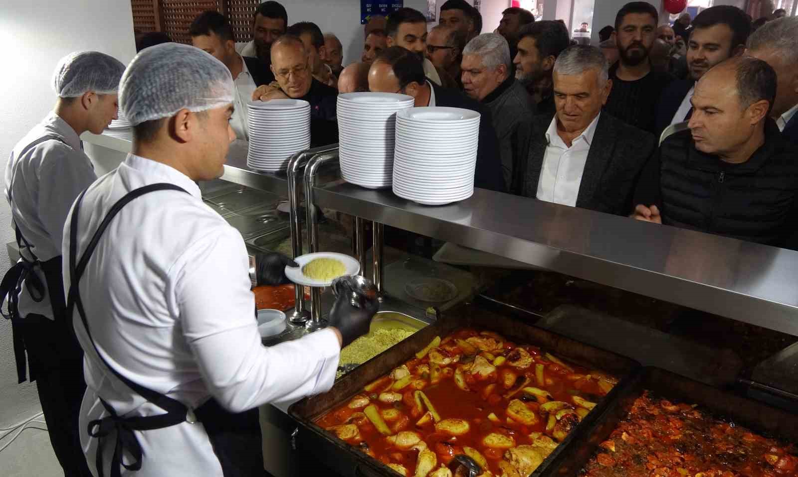 Mersin’de MHP’li belediyeden lokanta hizmeti: 3 çeşit yemek 80 TL
