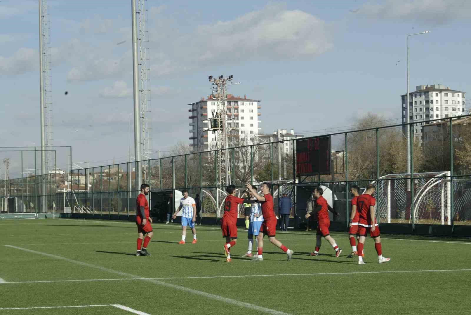 Özvatanspor geriden gelerek kazandı
