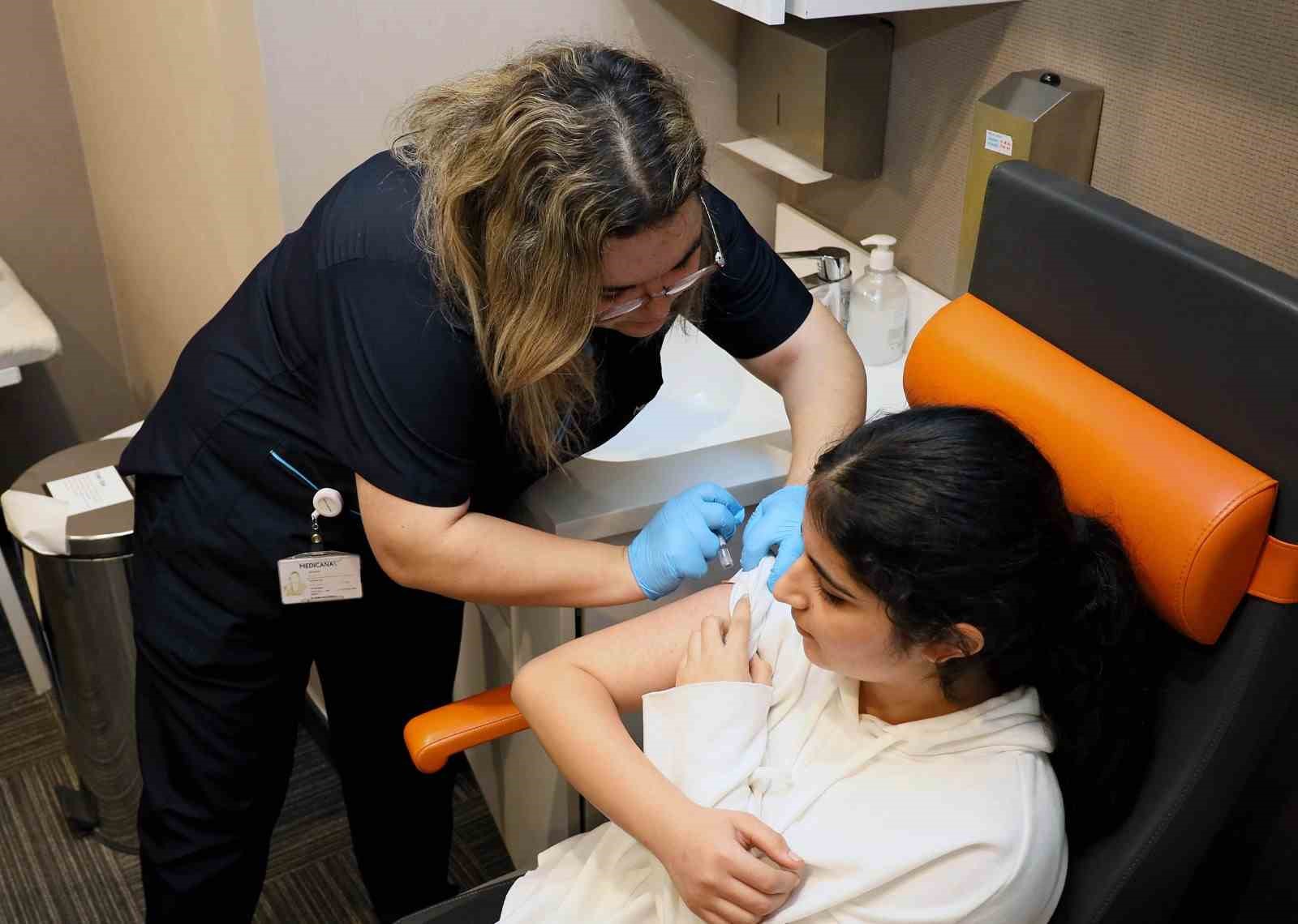 İzmirli genç müzisyenlere HPV aşısı yapıldı
