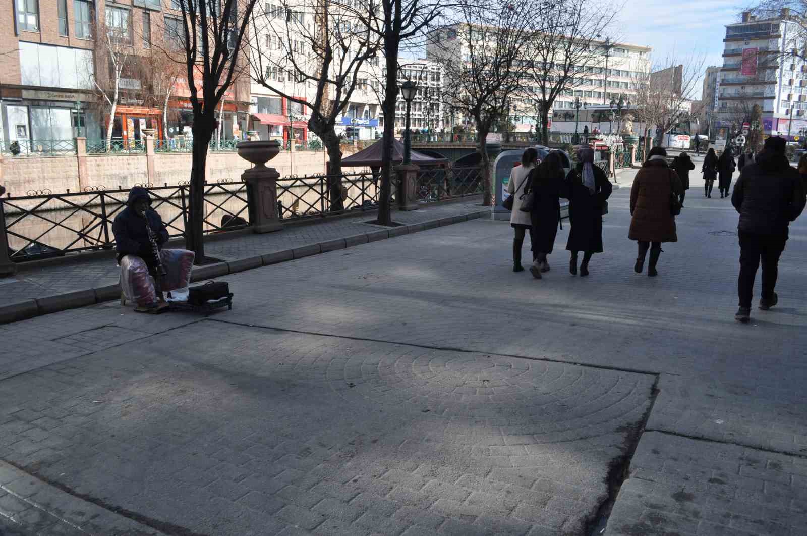 (ÖZEL) Soğuk, kar, yağmur demeden yıllardır sokakta sanatını icra ediyor
