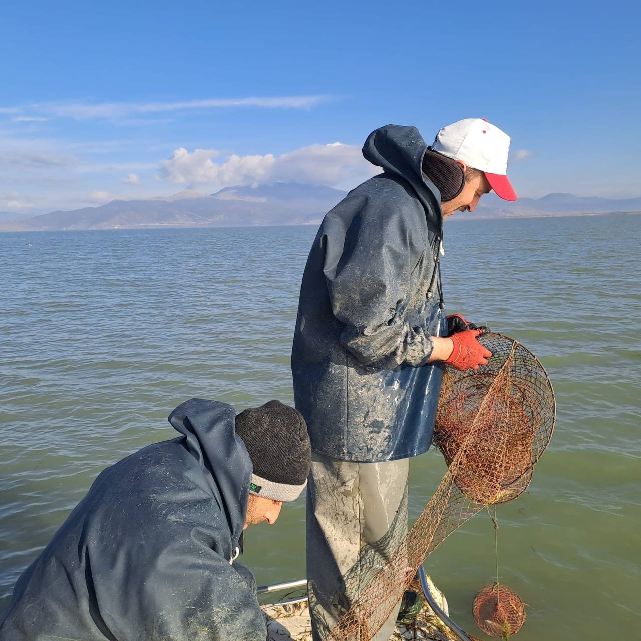 Eğirdir Gölü’nde kaçak avcılıkla mücadelede 400 pinter ve 150 kilogram canlı kerevit ele geçirildi
