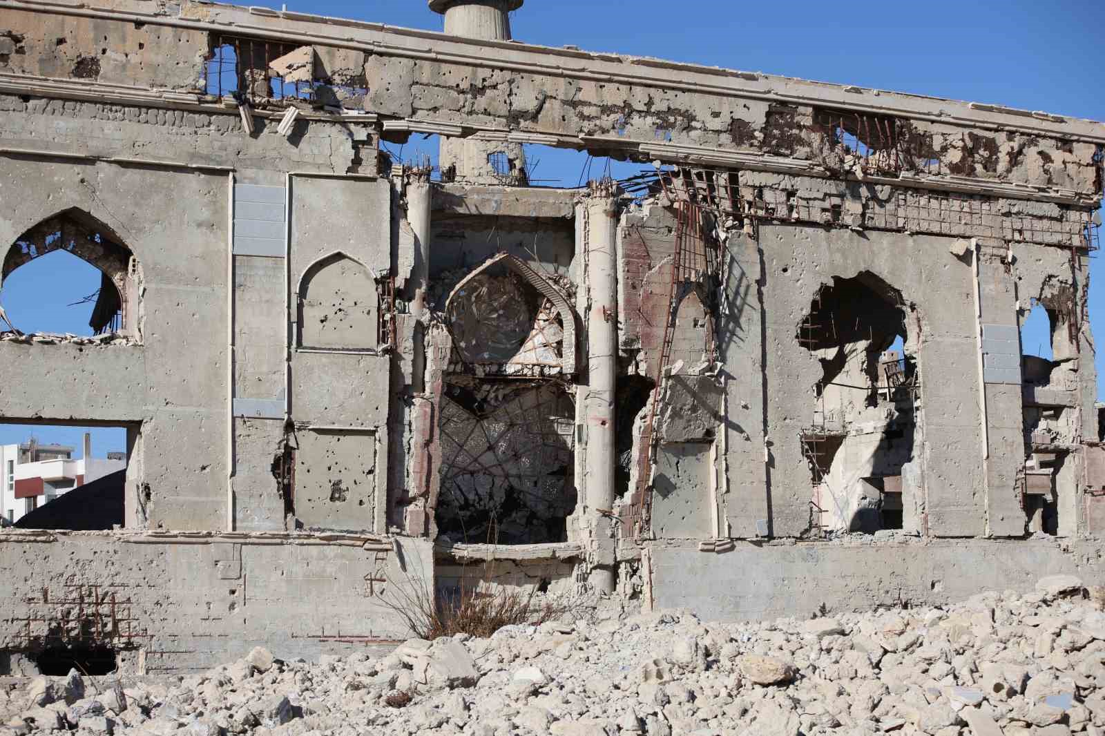 Rejim uçaklarının bombaladığı Deraya’daki camilerden geriye beton ve demir yığını kaldı
