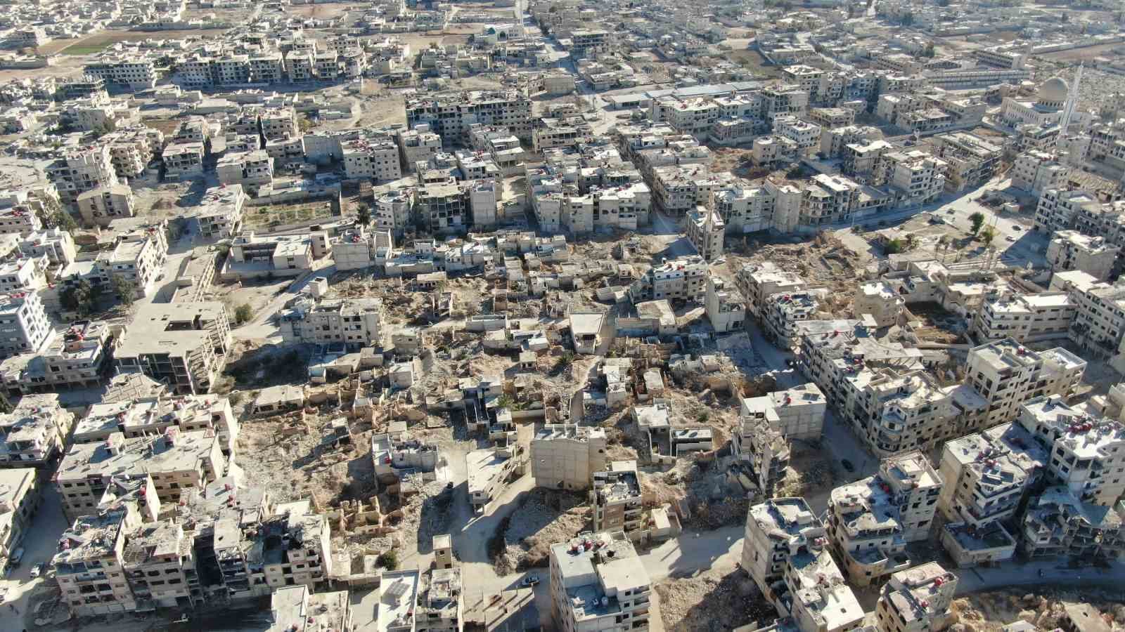 Rejim uçaklarının bombaladığı Deraya’daki camilerden geriye beton ve demir yığını kaldı
