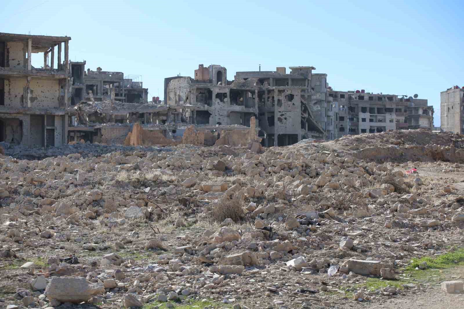 Rejim uçaklarının bombaladığı Deraya’daki camilerden geriye beton ve demir yığını kaldı
