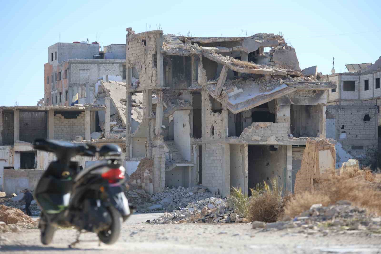 Rejim uçaklarının bombaladığı Deraya’daki camilerden geriye beton ve demir yığını kaldı
