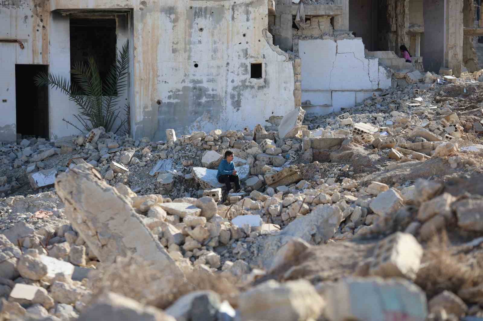 Rejim uçaklarının bombaladığı Deraya’daki camilerden geriye beton ve demir yığını kaldı
