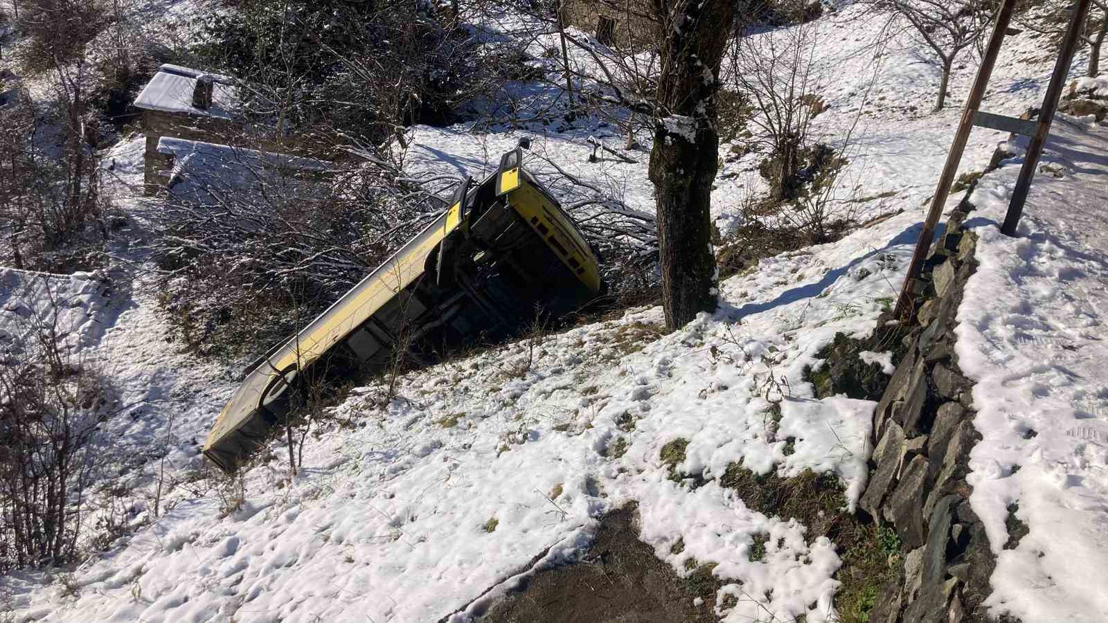 Belediye yolcu otobüsü karlı ve buzlu yolda kontrol çıkarak yamaçtan aşağıya yuvarlandı
