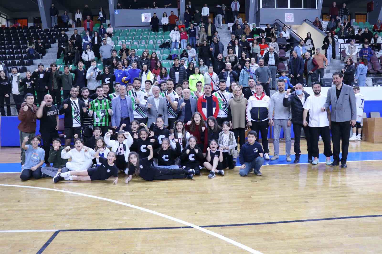 Play-off’ları garantileyen Denizlispor Cavidil, taraflarıyla birlikte rahat kazandı
