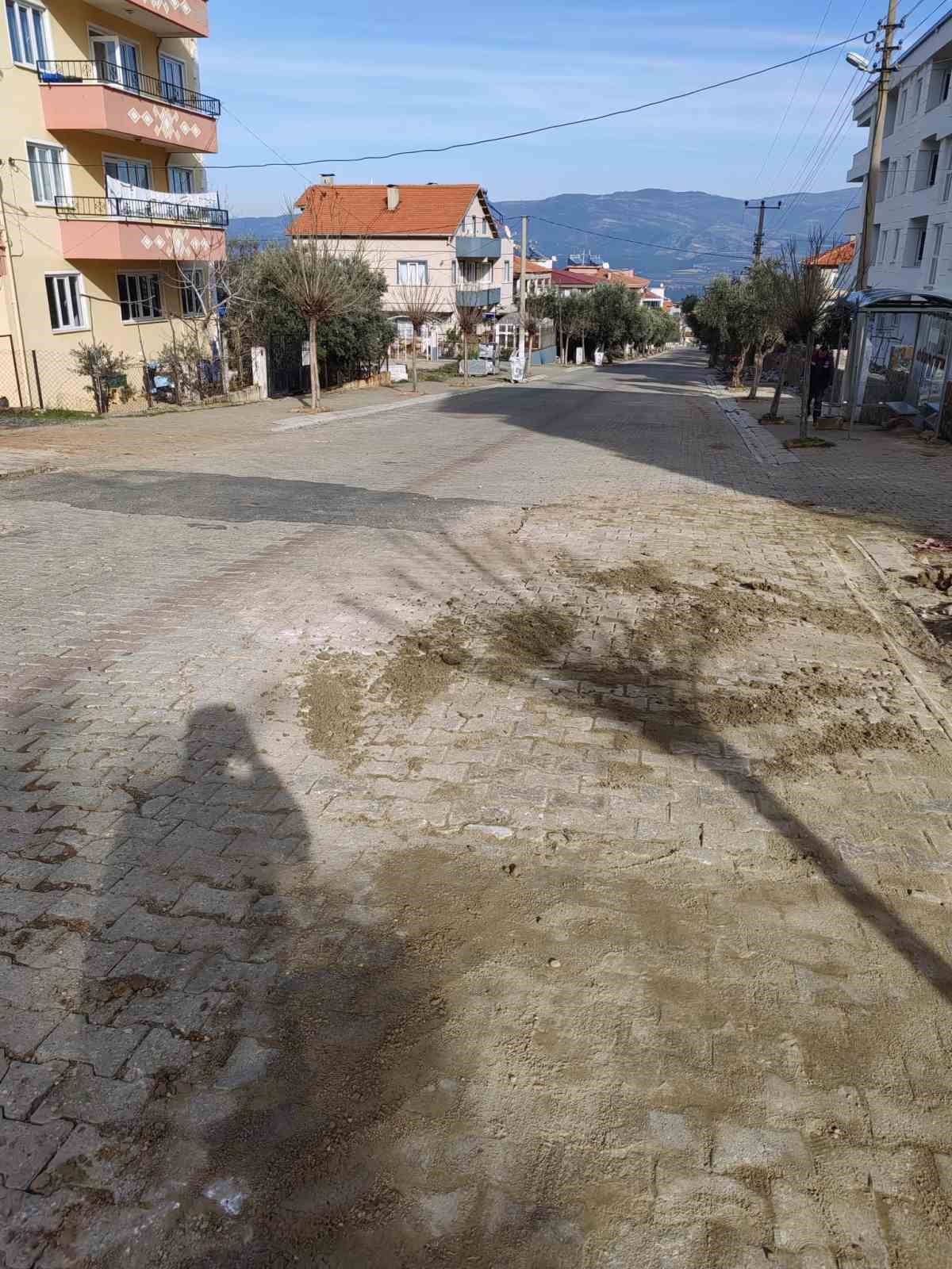 Karacasu’da bozuk yollar bakıma alındı
