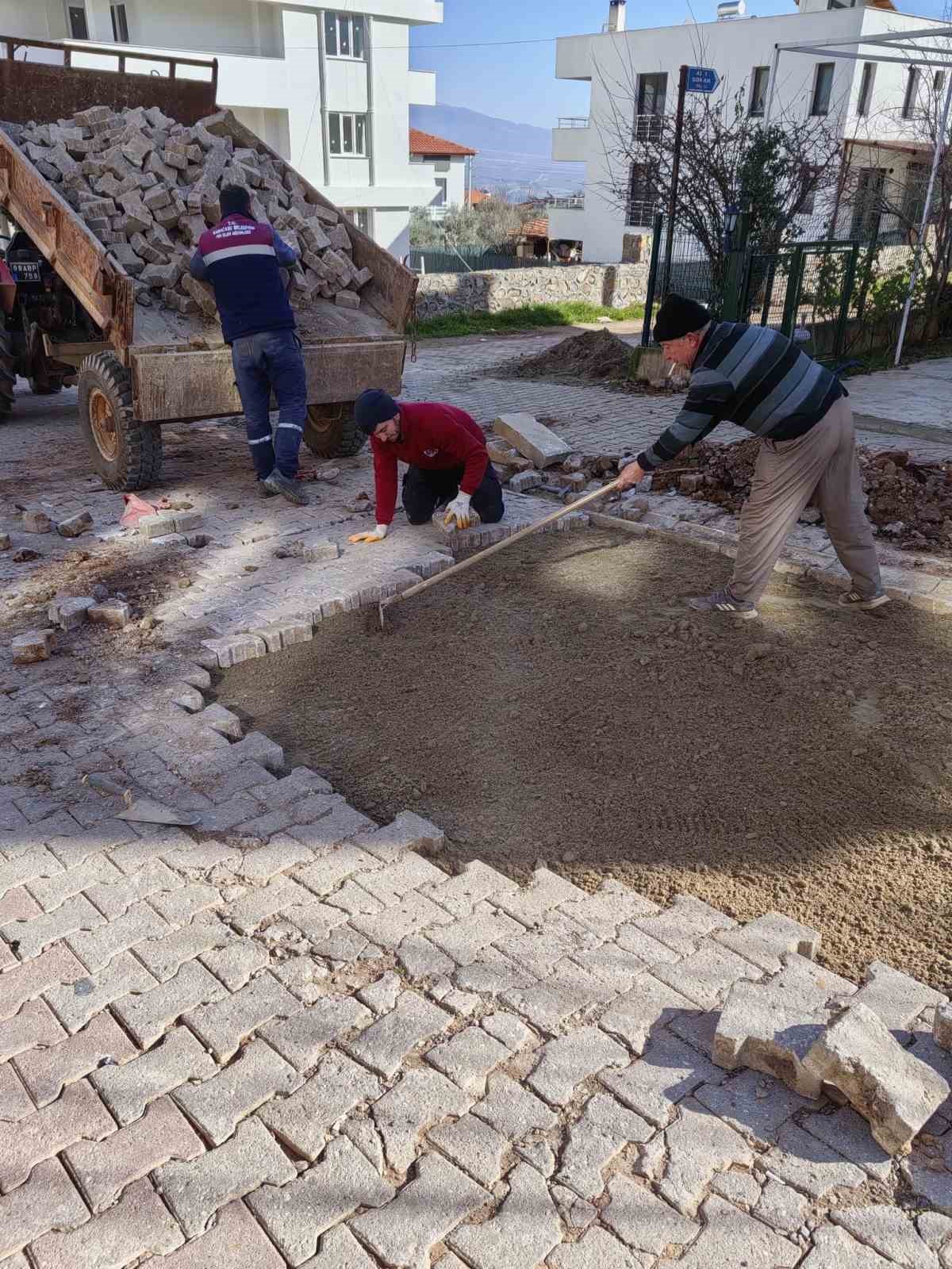 Karacasu’da bozuk yollar bakıma alındı
