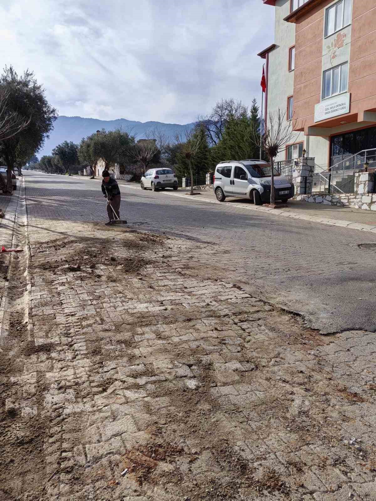 Karacasu’da bozuk yollar bakıma alındı
