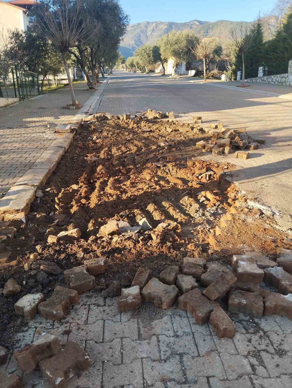 Karacasu’da bozuk yollar bakıma alındı
