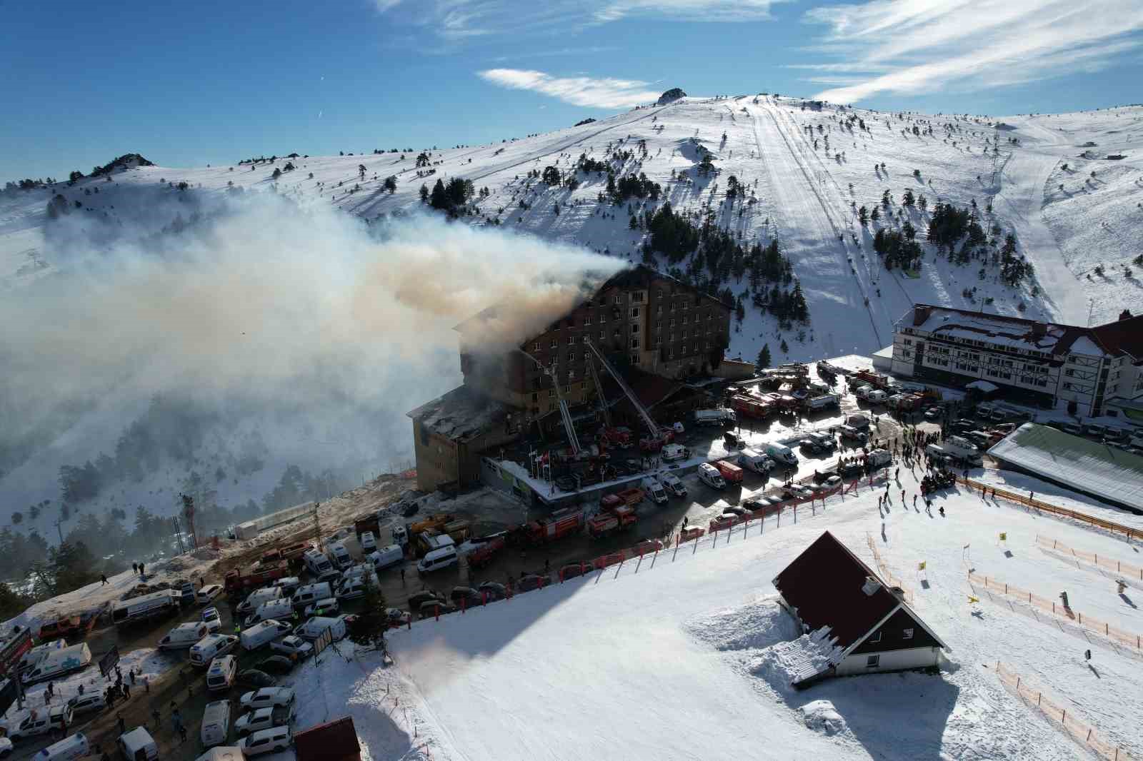 Alev alev yanan otel havadan görüntülendi
