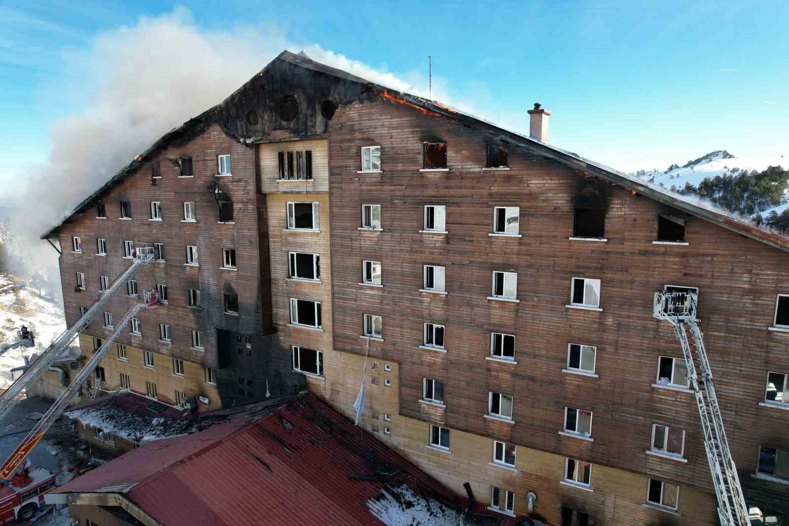 Alev alev yanan otel havadan görüntülendi
