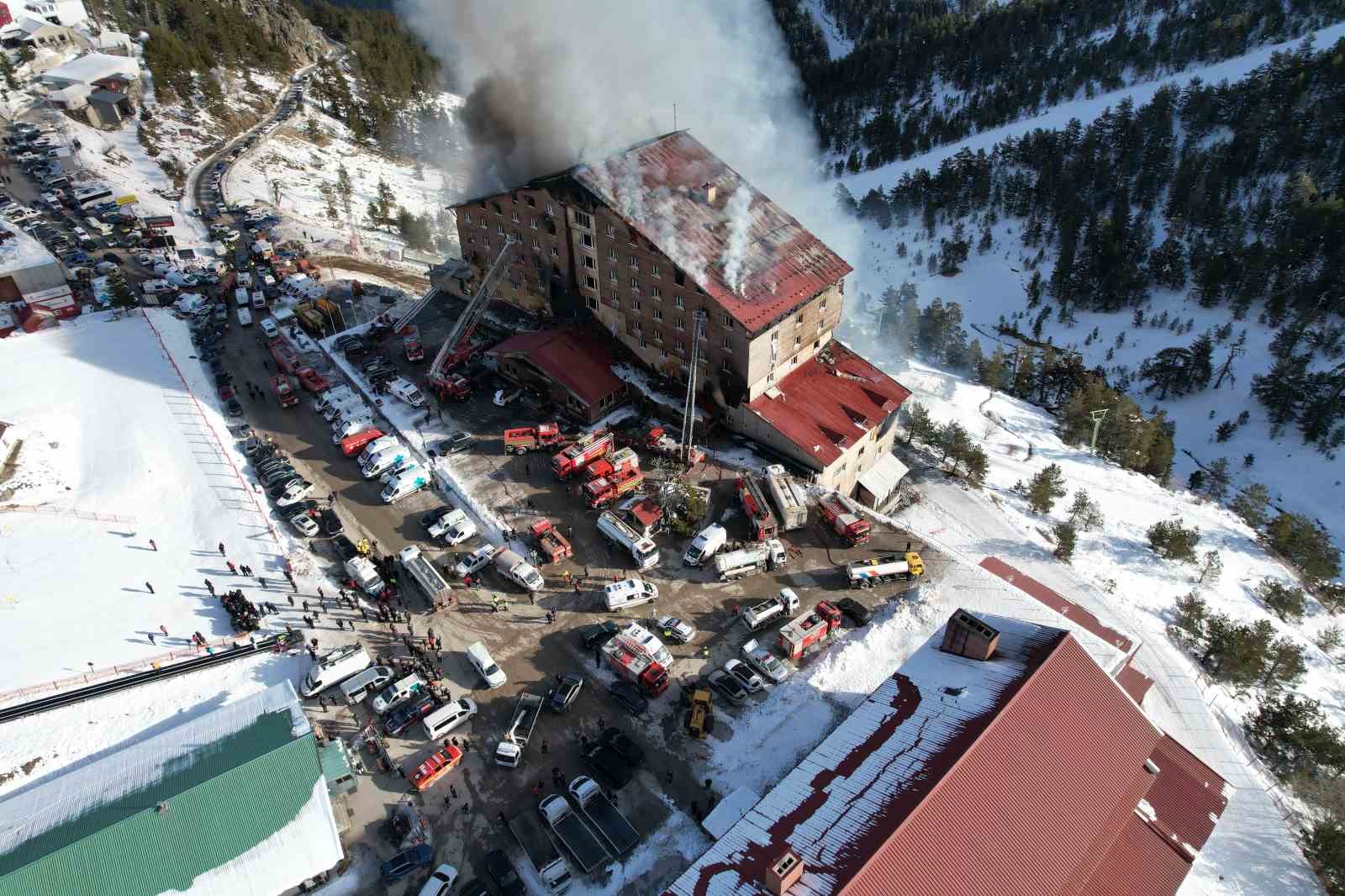 Alev alev yanan otel havadan görüntülendi
