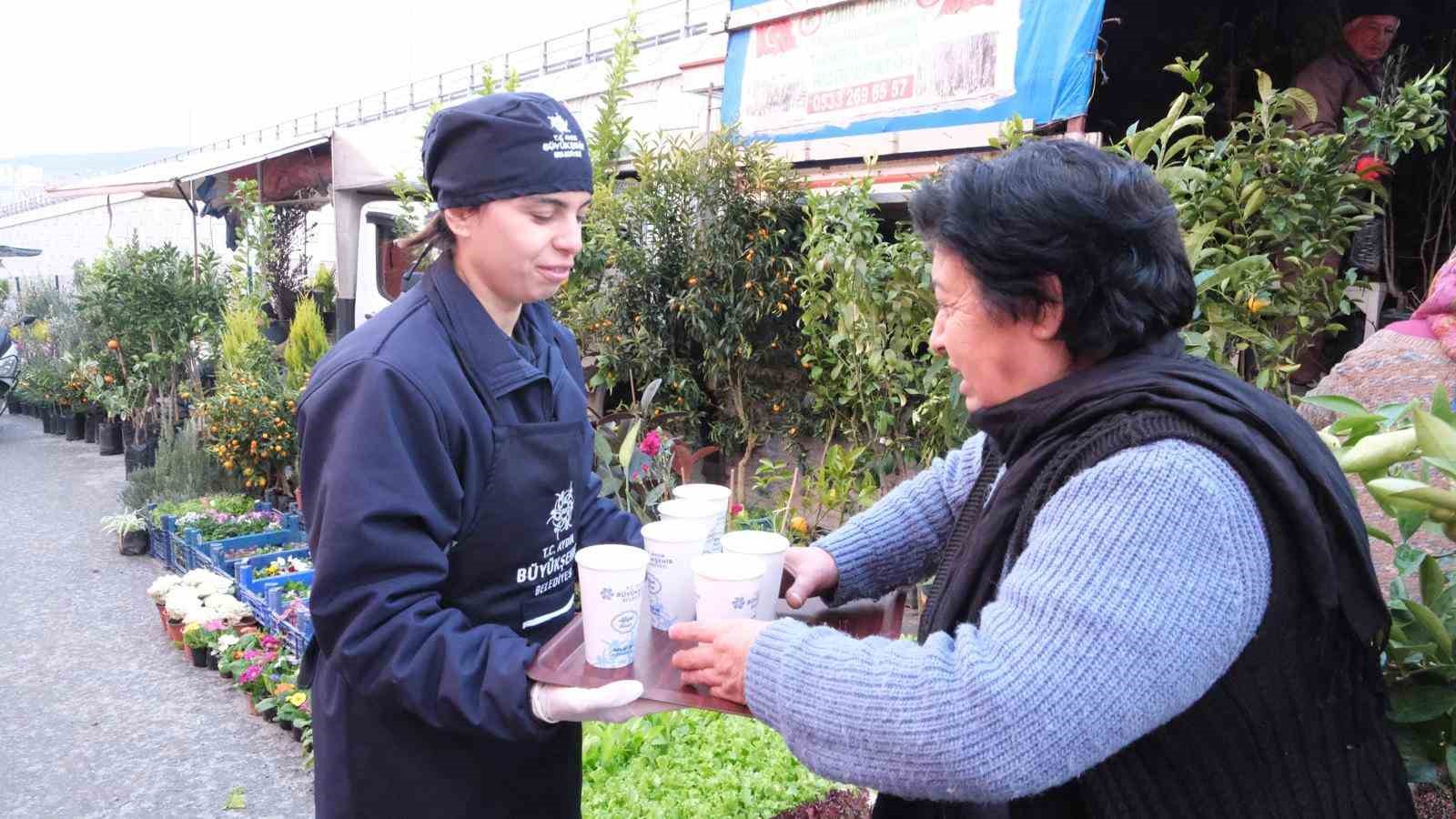 Başkan Çerçioğlu’nun vatandaş ve pazarcı esnafına sıcak çorba ikramı sürüyor
