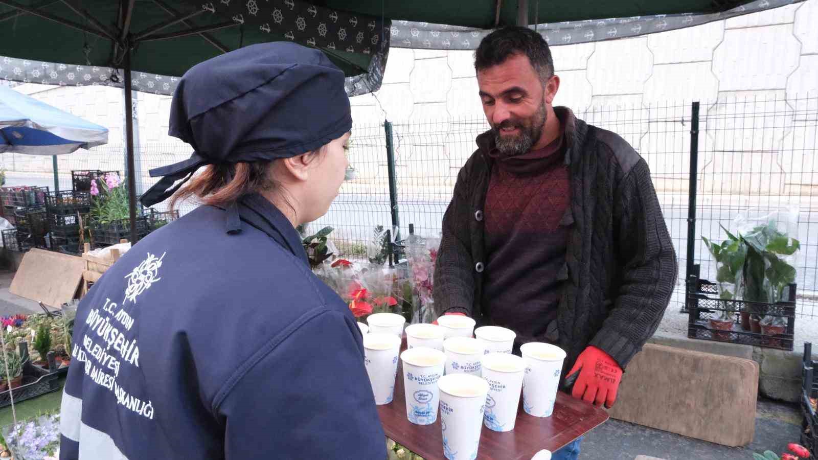 Başkan Çerçioğlu’nun vatandaş ve pazarcı esnafına sıcak çorba ikramı sürüyor
