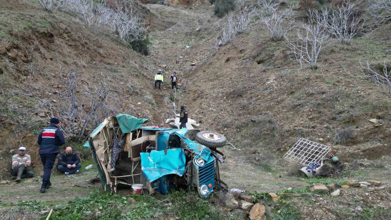 Zeytin işçilerini taşıyan araç uçuruma yuvarlandı: 1 ölü, 4 yaralı
