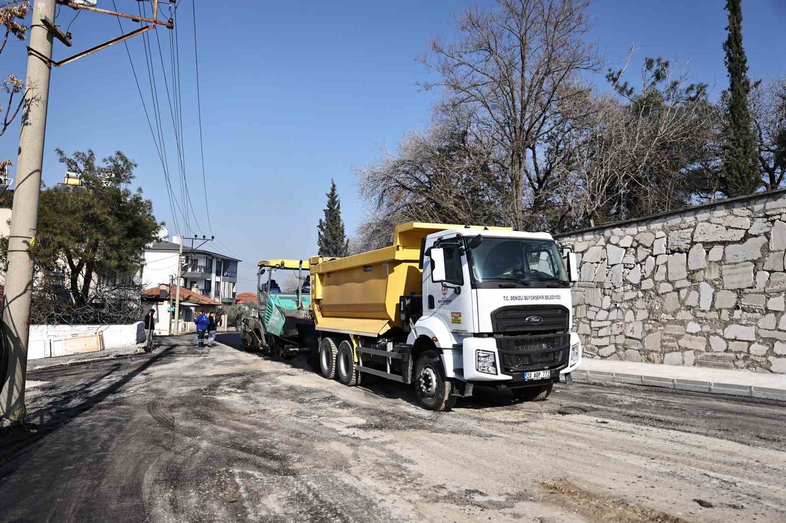 Denizli Büyükşehir Belediyesinin yol yapım çalışmaları hız kesmeden devam ediyor
