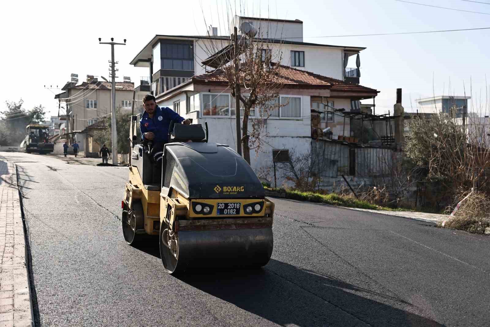 Denizli Büyükşehir Belediyesinin yol yapım çalışmaları hız kesmeden devam ediyor
