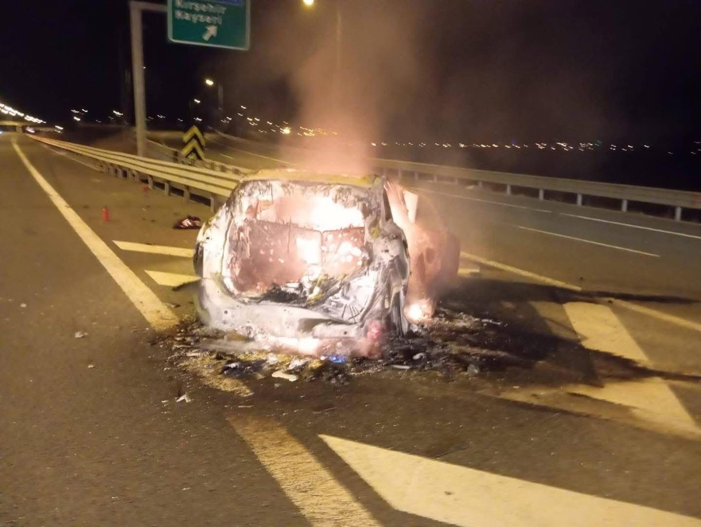 Aksaray’da 3 kişinin yaralandığı kaza sonrası yanan araç demir yığınına döndü
