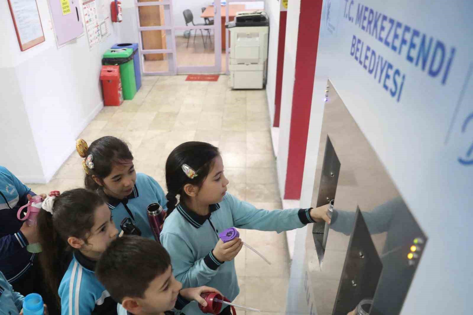 Merkezefendi Belediyesinin projesi kapsamında öğrenciler ücretsiz ve sağlıklı suya kavuşmaya devam
