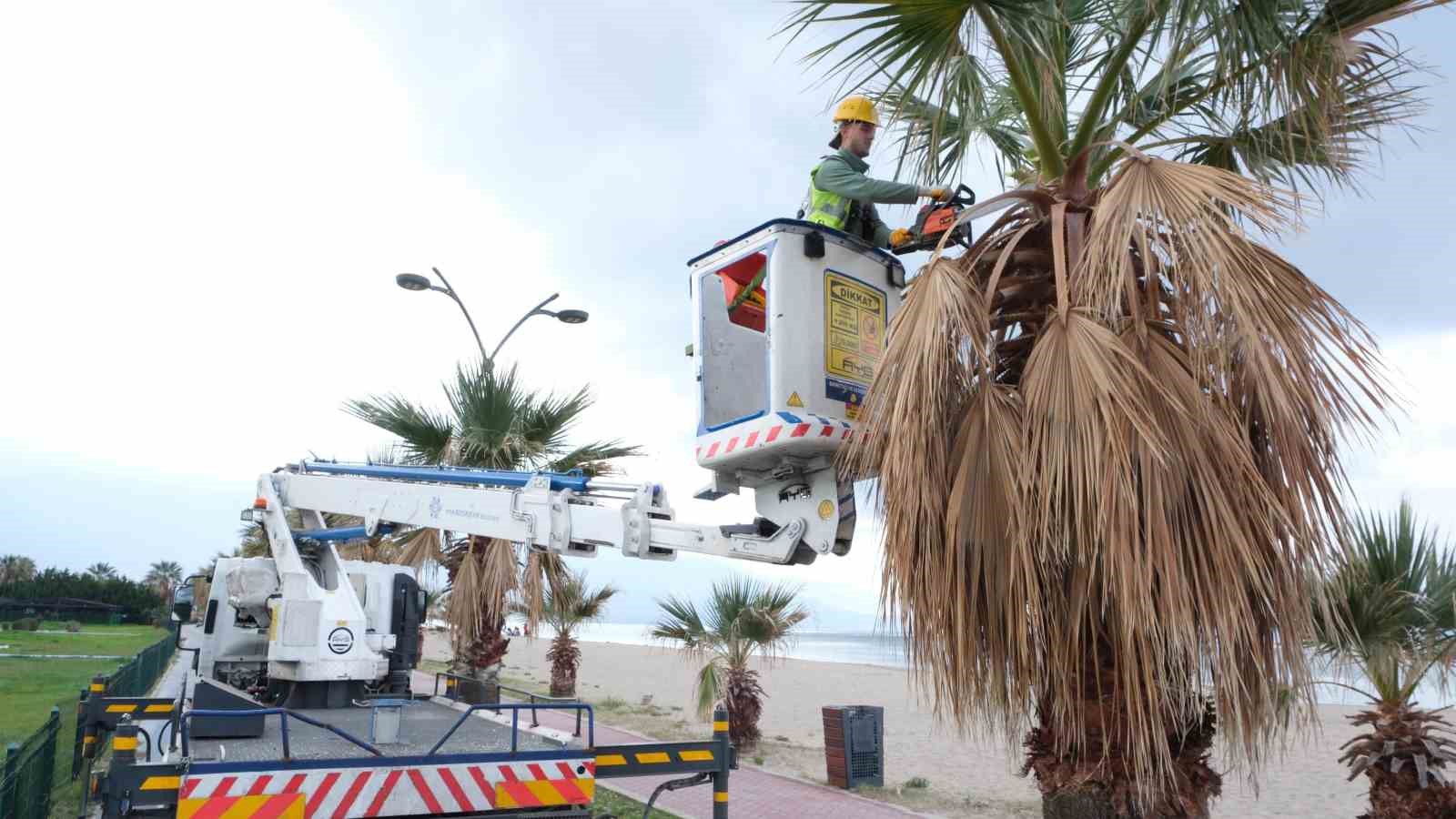 Büyükşehir, Kuşadası’nda çalışmalarını sürdürüyor
