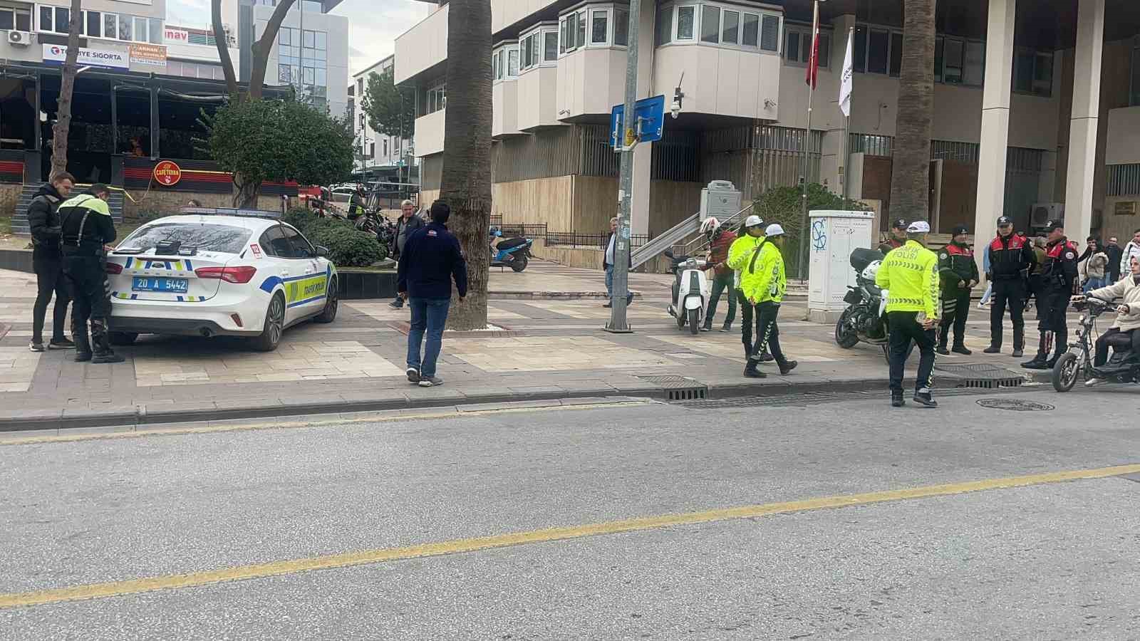 Denizli’nin en işlek caddesinde trafik ve asayiş denetimi
