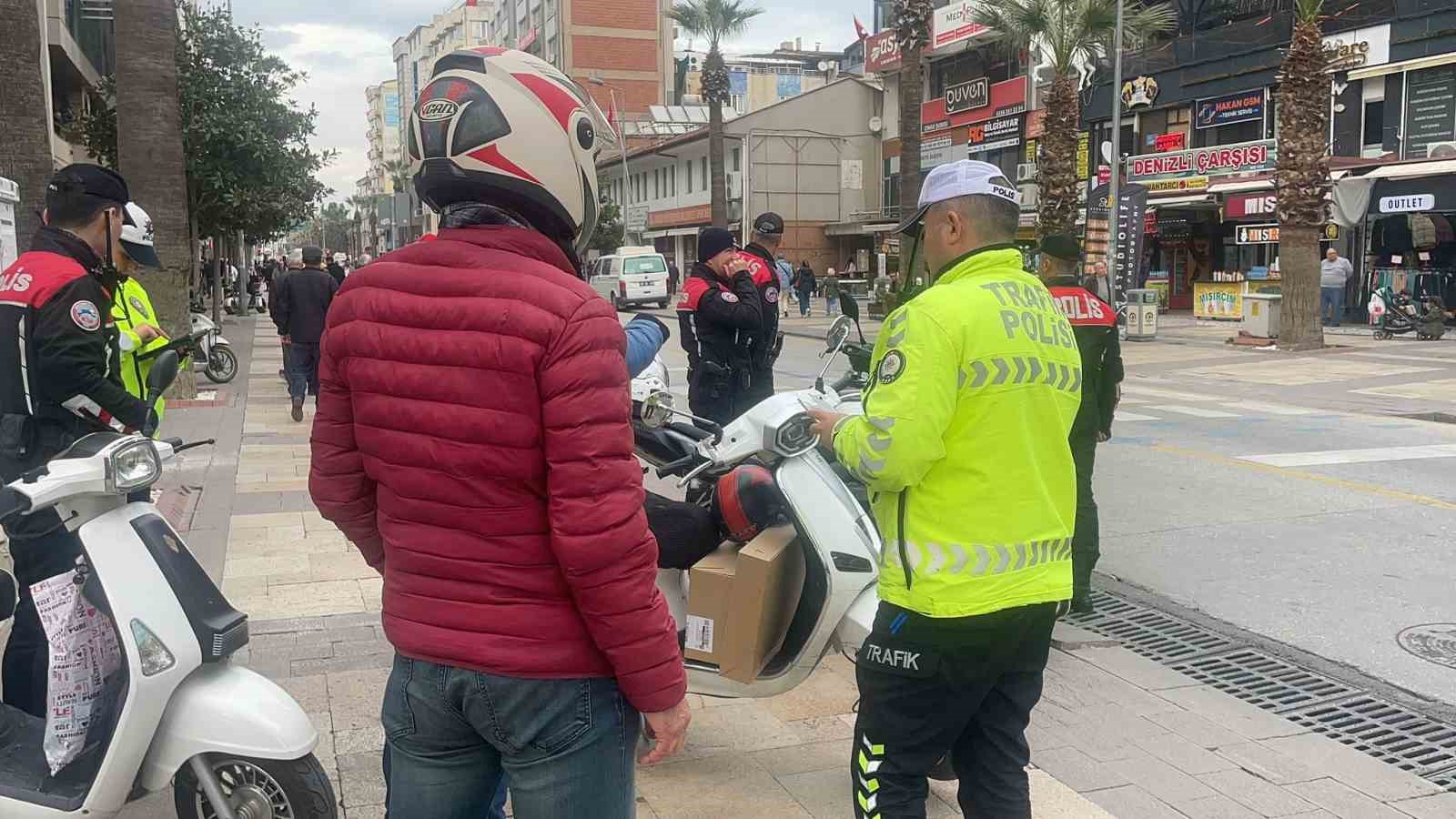 Denizli’nin en işlek caddesinde trafik ve asayiş denetimi
