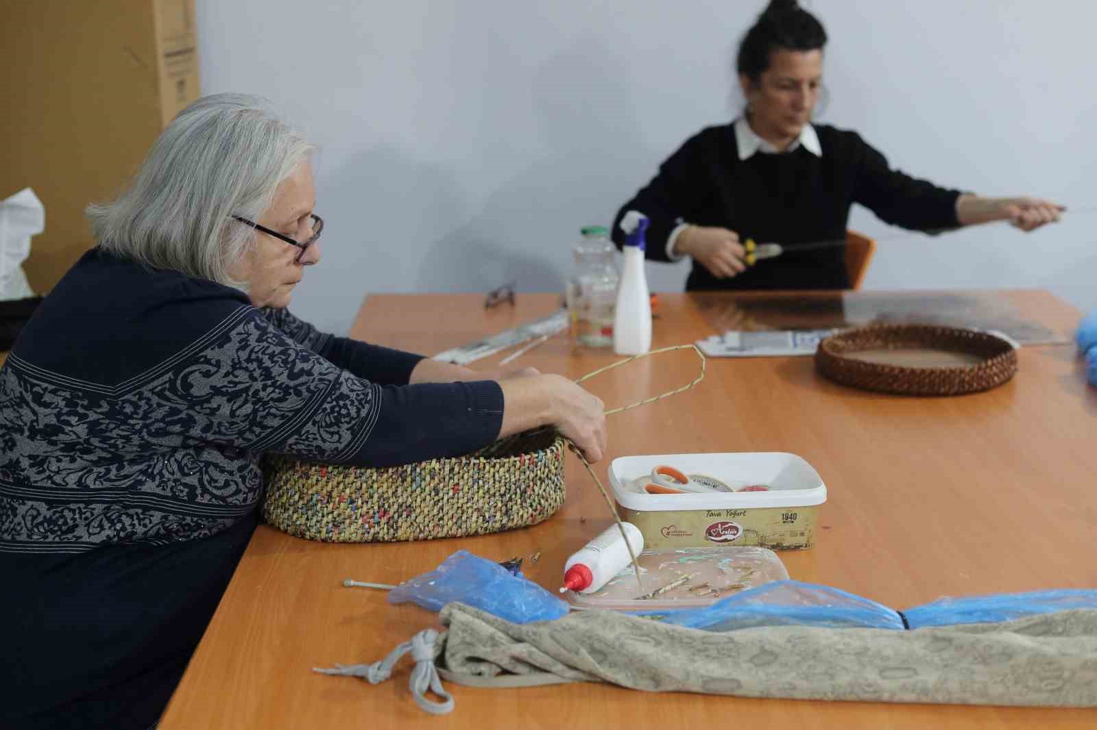 Gebze’de kağıt atıklar sanata dönüşüyor
