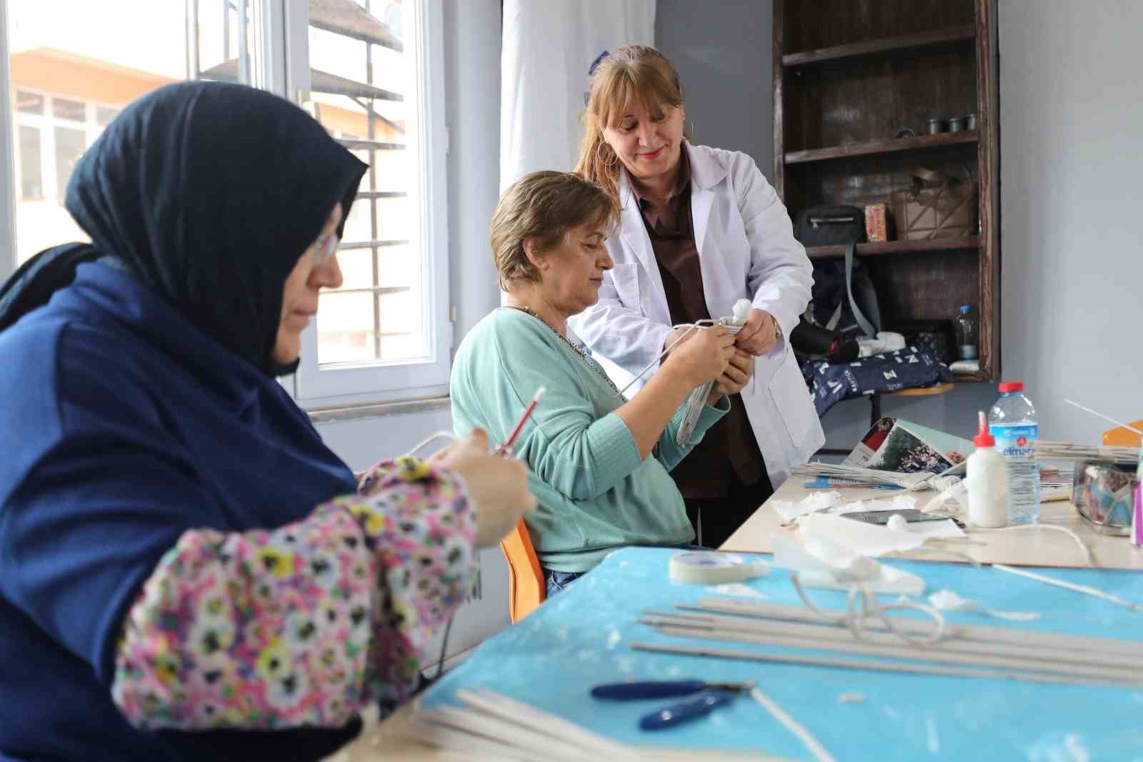 Gebze’de kağıt atıklar sanata dönüşüyor
