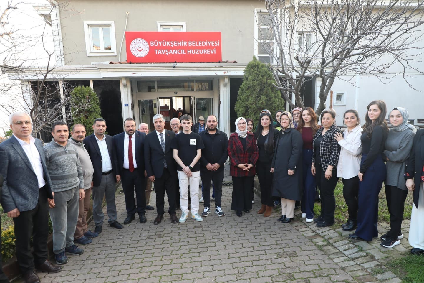 Huzur evindeki yaşlı çınarlarla bir araya geldiler
