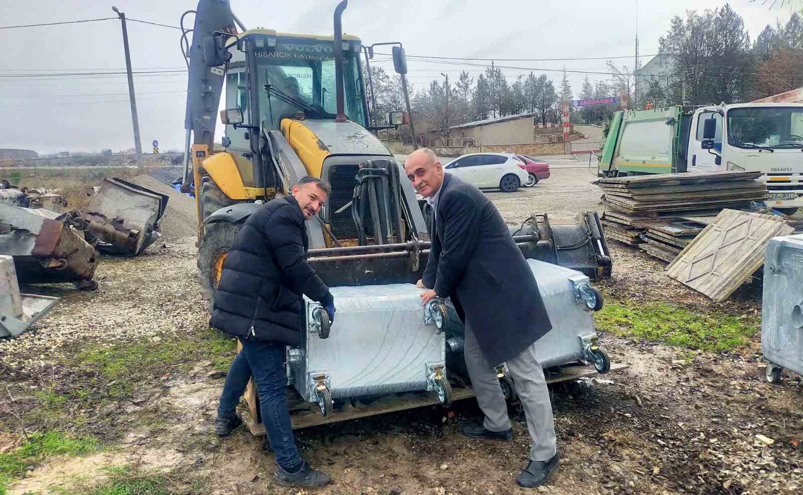 Hisarcık İlçe Özel İdaresine hibe yeni çöp toplama kamyonu ve 65 çöp konteyneri
