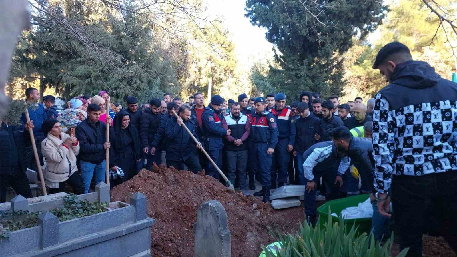 Yangında ölen 2 çocuk defnedildi, özel izinle cenazeye katılan baba gözyaşlarına boğuldu
