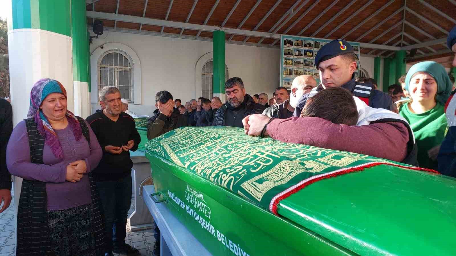 Yangında ölen 2 çocuk defnedildi, özel izinle cenazeye katılan baba gözyaşlarına boğuldu
