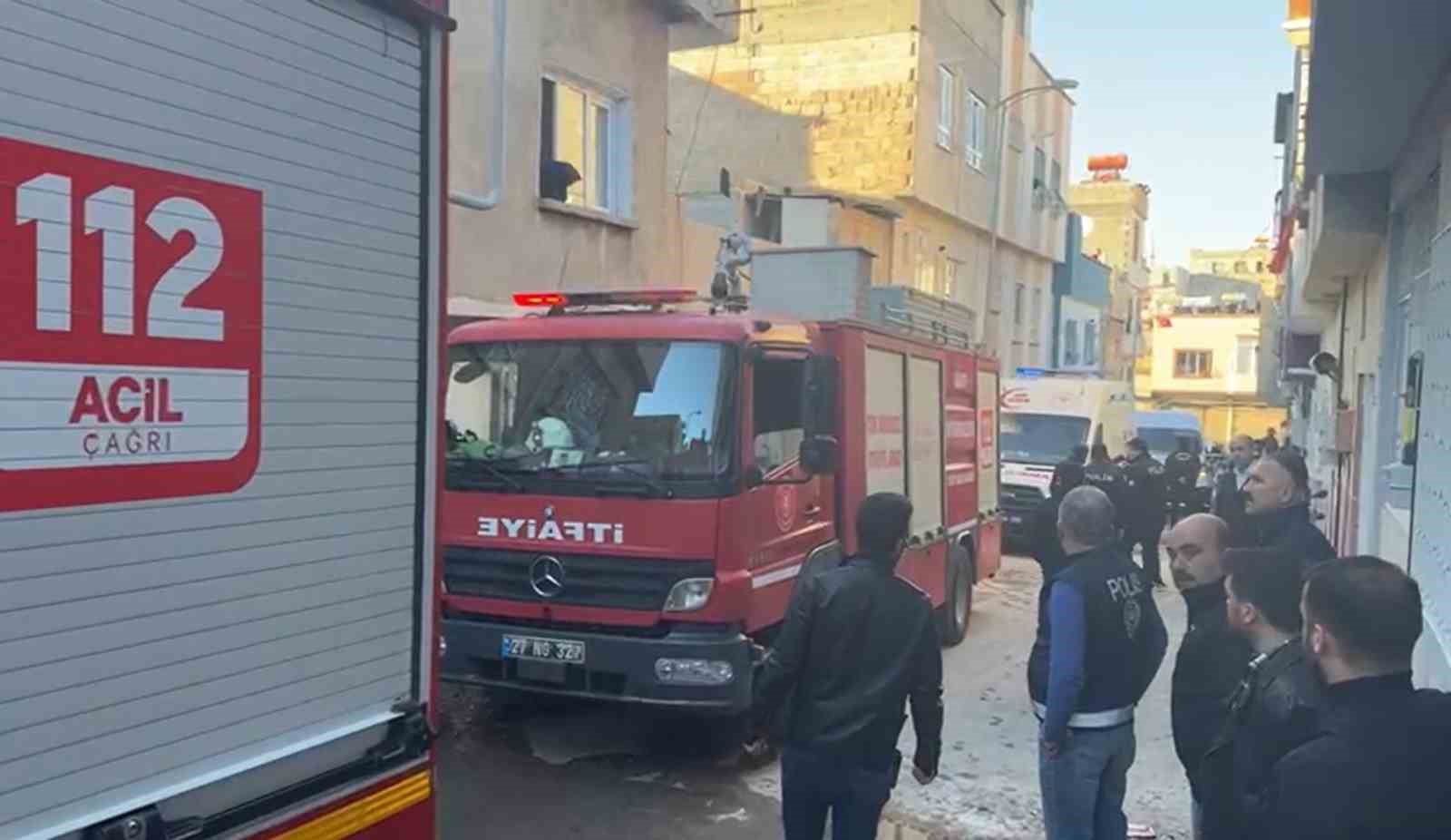 Yangında ölen 2 çocuk defnedildi, özel izinle cenazeye katılan baba gözyaşlarına boğuldu
