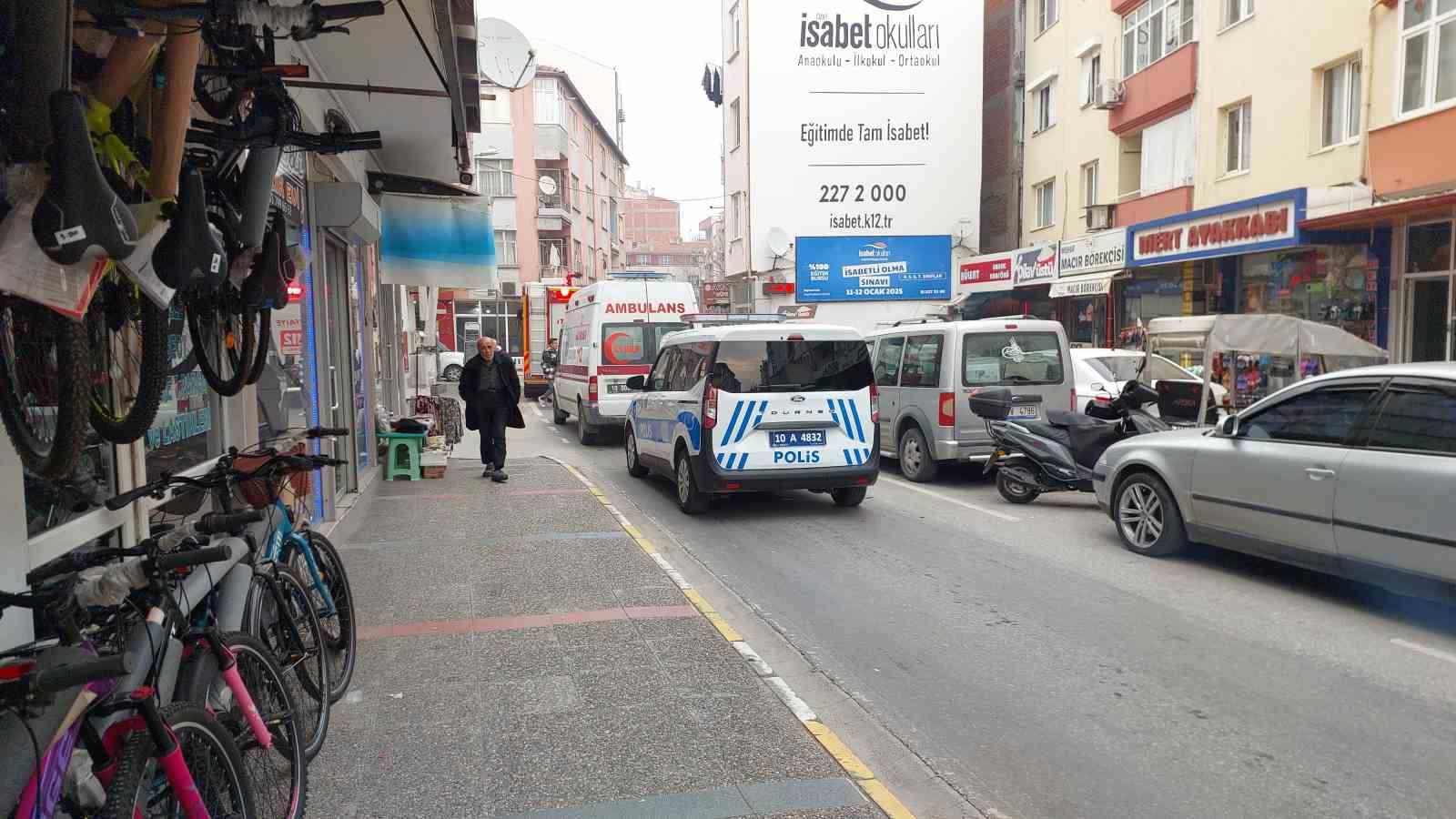 Balıkesir’de temel kazma işlemi sırasında başka bir binanın temeli zarar gördü
